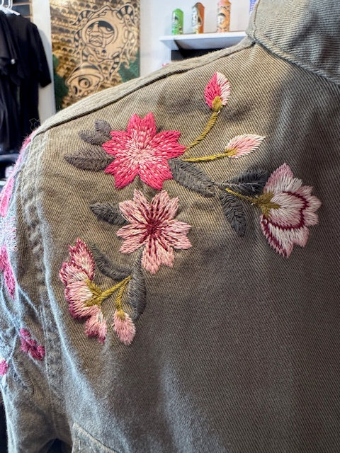 Pre-Owned Army Green Chore Coat w/ Embroidered Flowers Size XS